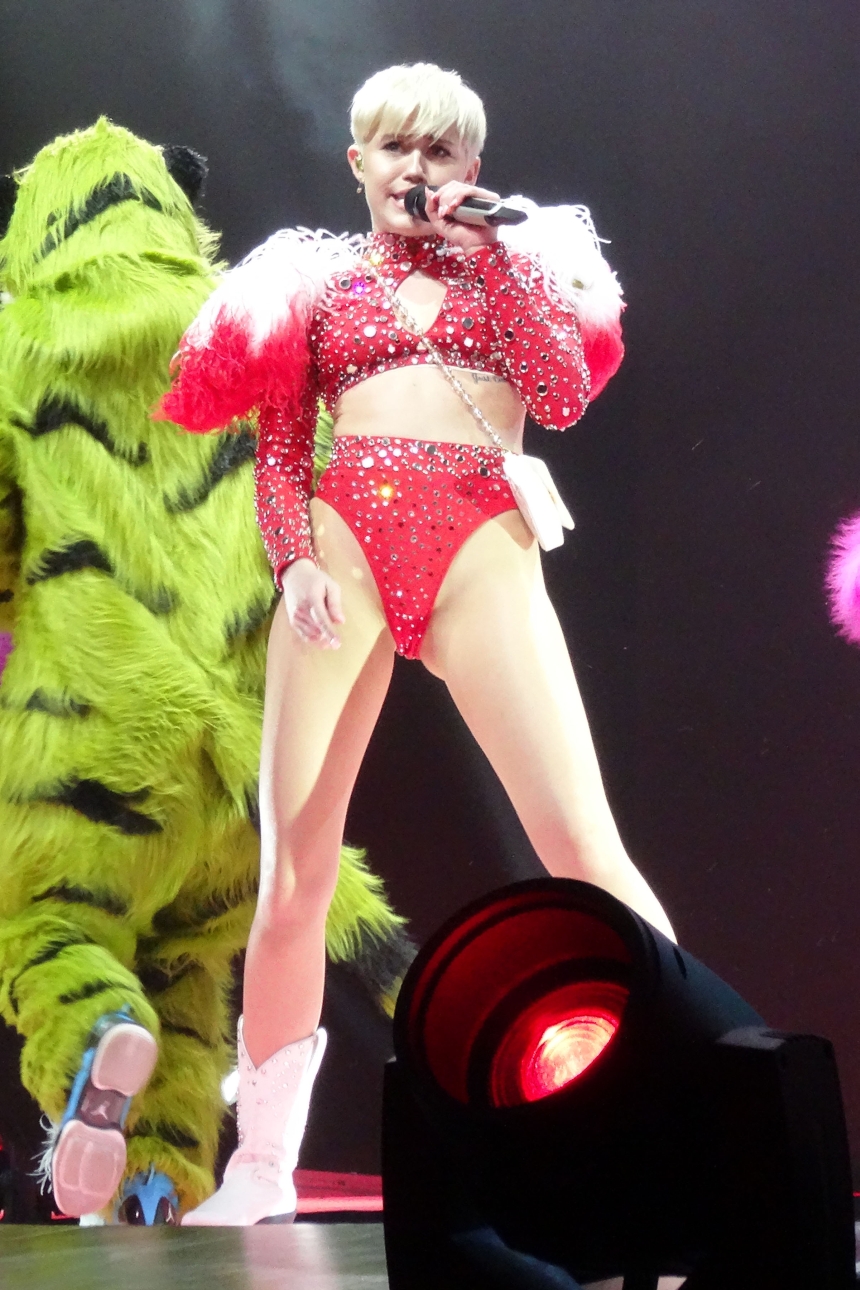 Miley Cyrus prowokuje podczas obscenicznej trasy koncertowej